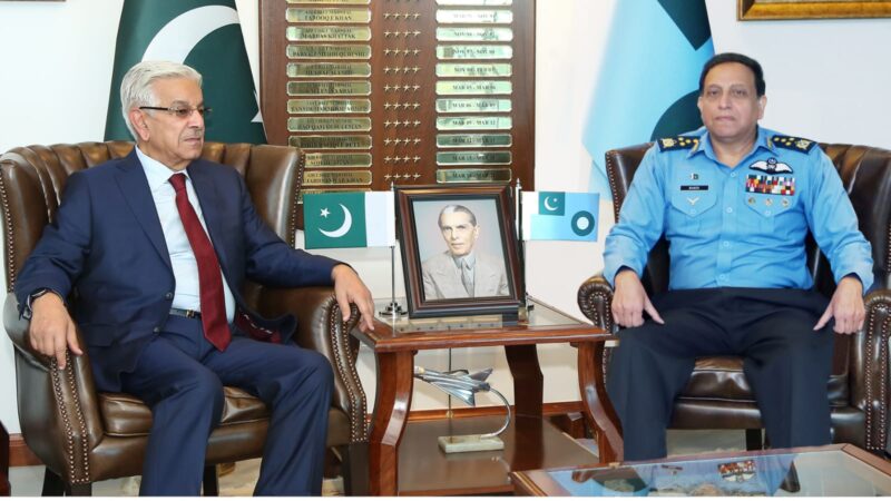 DEFENCE MINISTER VISITS AIR HEADQUARTERS.