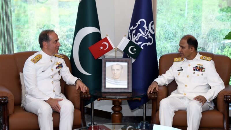 COMMANDER OF TURKISH NAVAL FORCES VISITS NHQ.