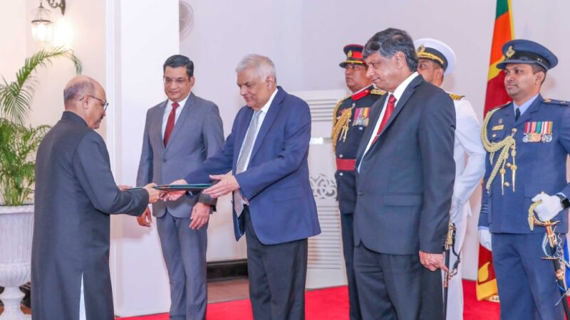 HIGH COMMISSIONER OF PAKISTAN PRESENTS CREDENTIALS TO SRI LANKA.