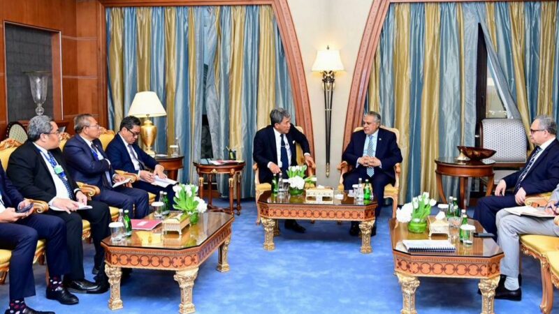 Meeting of the Deputy Prime Minister and the Foreign Minister of Pakistan with Foreign Minister of Malaysia.