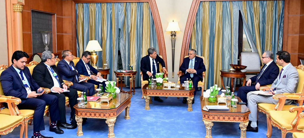 Meeting of the Deputy Prime Minister and the Foreign Minister of Pakistan with Foreign Minister of Malaysia.