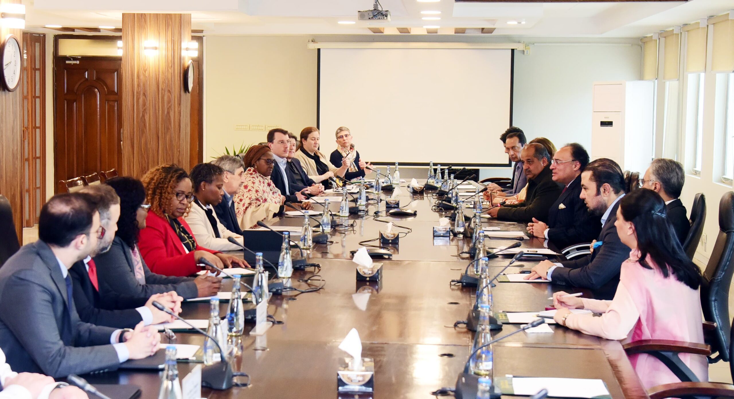 Finance Minister Meets World Bank Delegation, Discusses Economic Outlook and Reform Agenda.