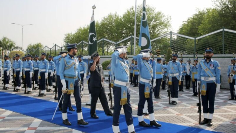 CHIEF OF SOUTH AFRICAN AIR FORCE VISITS AIR HEADQUARTERS