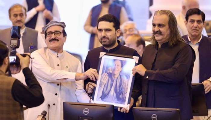 In a strongly worded speech, KP CM-elect urges Afghan policy review, reconfirms loyalty to Imran