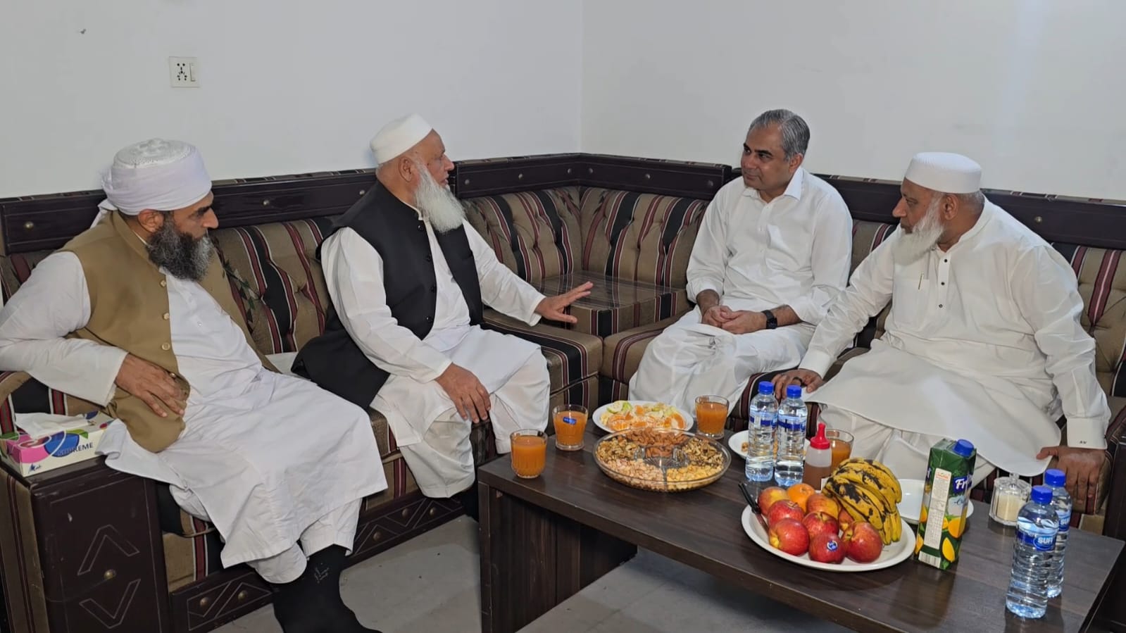Interior Minister Mohsin Naqvi Visits Raiwind Markaz, Meets Senior Leaders of Tablighi Jamaat from India and Bangladesh.