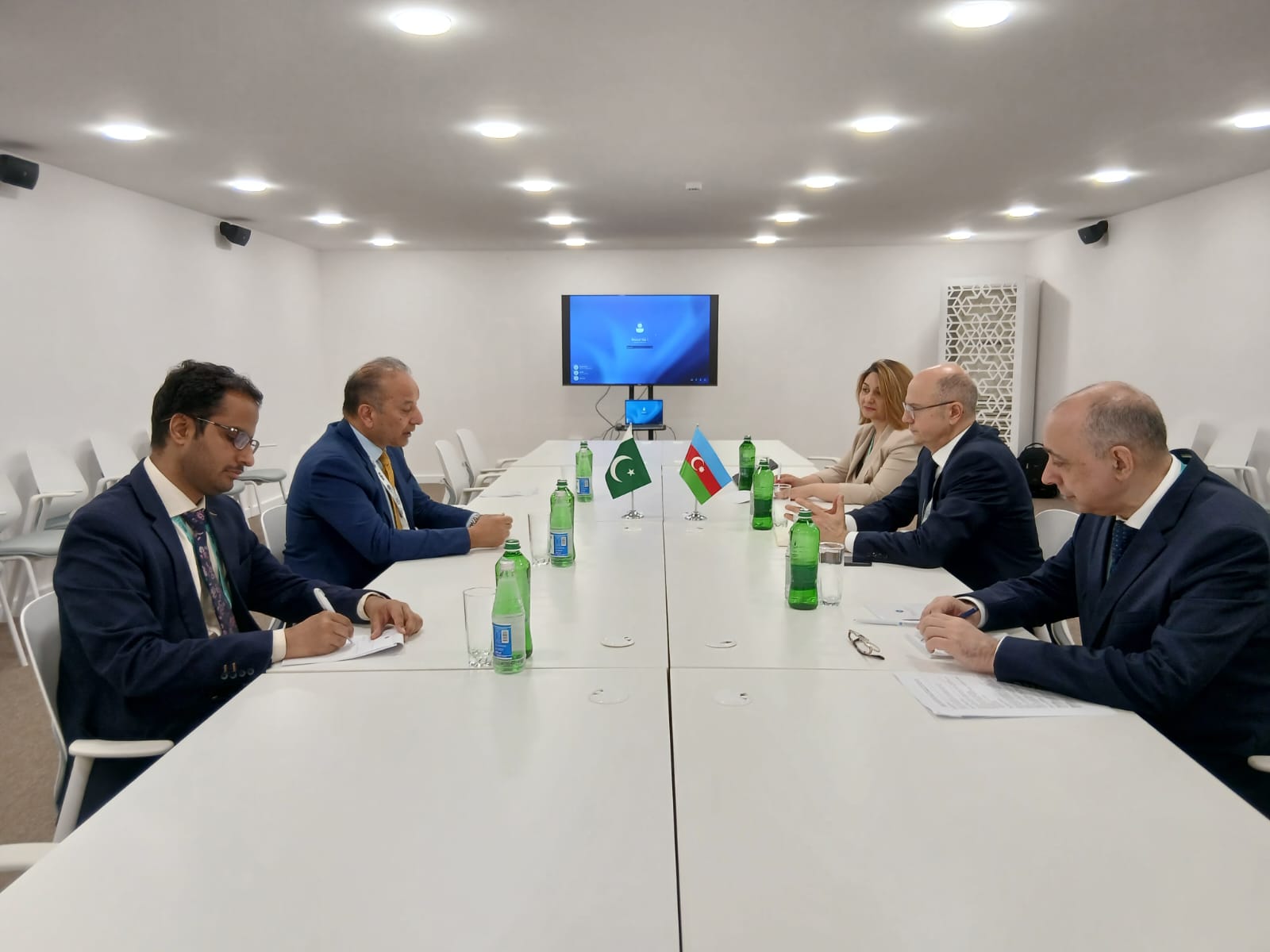 Pakistan, Azerbaijan Discuss Energy Cooperation at WUF13 in Baku